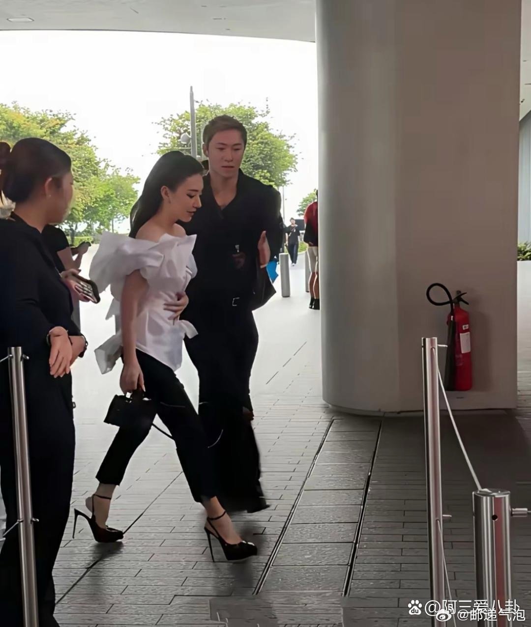 艾玛，头一次看到方媛这么细的鞋跟。 ​