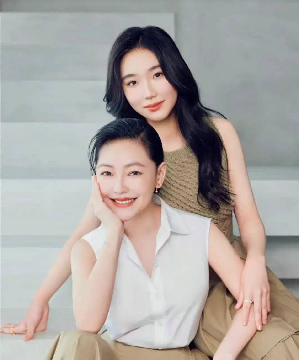 小S在节目上爆了个猛料，说自己老公最近对二女儿的态度，让她这个当妈的都酸了。

事情是这样的。大女儿去国外留学以后，她老公突然开始对二女儿Lily各种表达爱意。有一天，他满眼爱心地盯着Lily说，你脸好小喔。Lily害羞地看着他。接下来的一幕，小S说她这辈子都无法理解——她老公直接拉起二女儿的手，亲