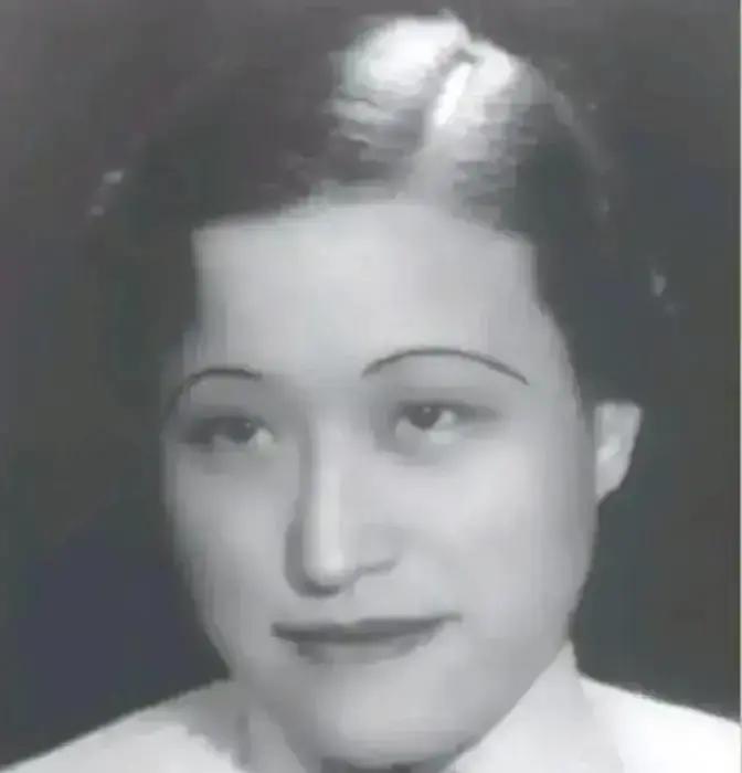 1941年，宋美龄出现在一女子家中，怒甩对方一巴掌大警告说：“离蒋先生远点！”谁知，被打女子指着宋美龄吼道：“你才是后来者，要不是你，蒋先生怎么会同我离婚！”
陈洁如脸上火辣辣的，但她没抬手去捂。她看着宋美龄转身离开的背影，心里清楚，这一巴掌只是个开始。
三天后，两个穿中山装的男人敲开了她的门，自称