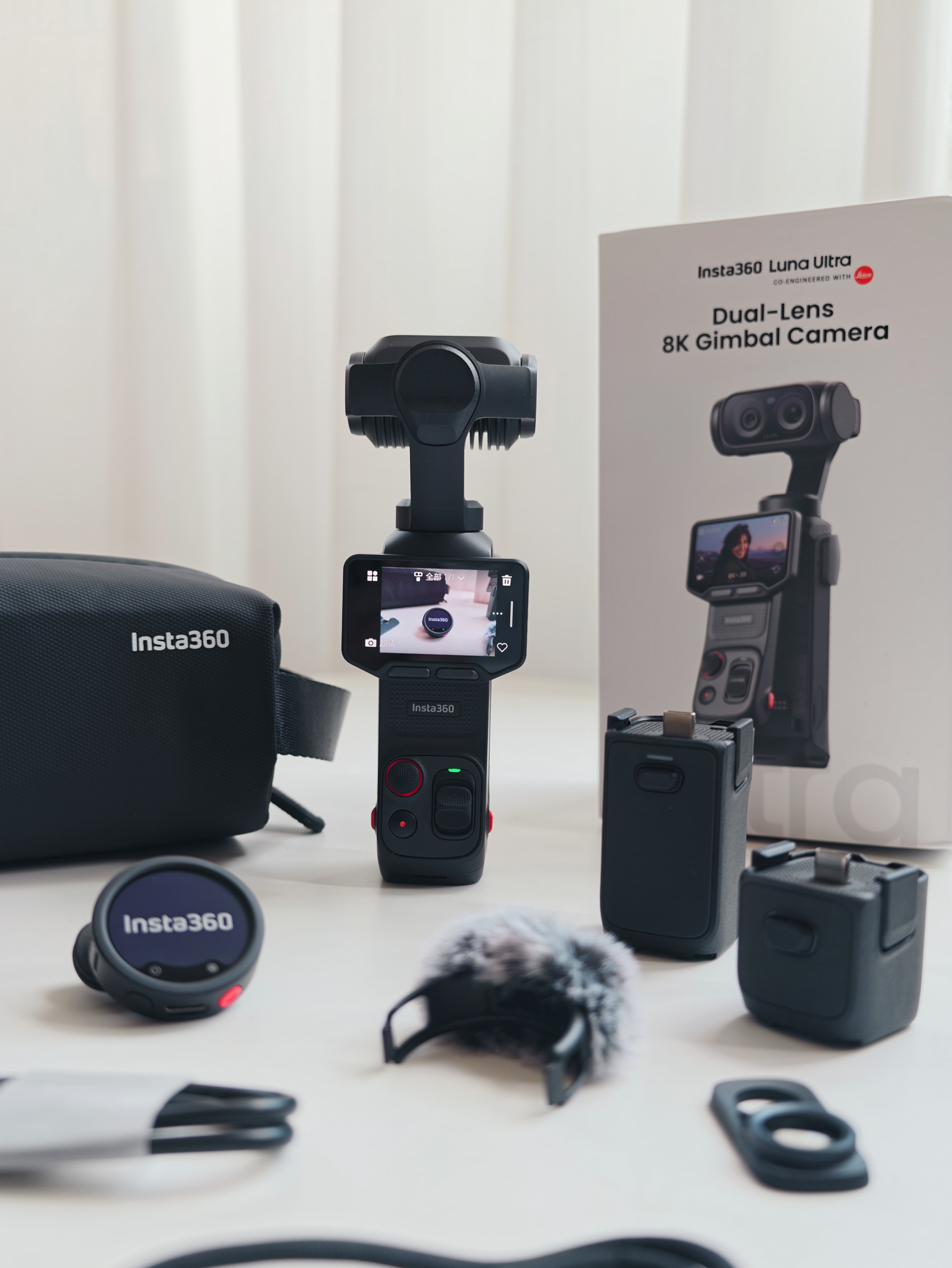 心心念念的Insta360 Luna Ultra创作者套装终于到了，开箱！

配件齐活：机身、Mic Pro、增广镜、续航手柄、收纳包、保护壳、螺纹手柄……一套到位，到手即拍。

最爱那块2英寸可拆卸OLED图传屏，拆下当遥控器，机位再远也能监看构图、调参，单人创作太省心。
画质硬核：徕卡双镜头（8K主摄+超级长焦） ​