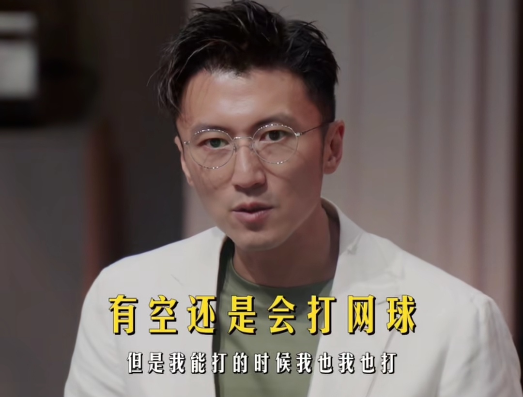 瞿颖问谢霆锋有没有跟周杰伦打过球，谢霆锋下一秒让瞿颖有期待了，瞿颖：“你跟他打过吗？”谢霆锋：“没。”瞿颖：“他打的也还不错。”
瞿颖看出来谢霆锋是有童子功的，肯定打的很好，如果周杰伦跟谢霆锋比一下的话，肯定很有看头。
谢霆锋平时有空也会去打网球，技术方面肯定是没得说，力量也很大，瞿颖夸周杰伦是用脑