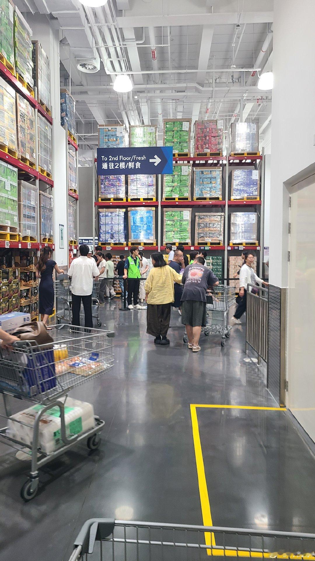 中秋节，以看新鲜的心态，去了一趟新开的山姆会员店。排的长长的车队等着进地下车场，像旅游景点一样曲里拐弯排队等进门的顾客，有多少人是带着好奇的心情来的。但是东西便宜，品牌新颖，品质有保障。这样的状态，会被北国的超市集团围剿吗？但愿不会。 ​