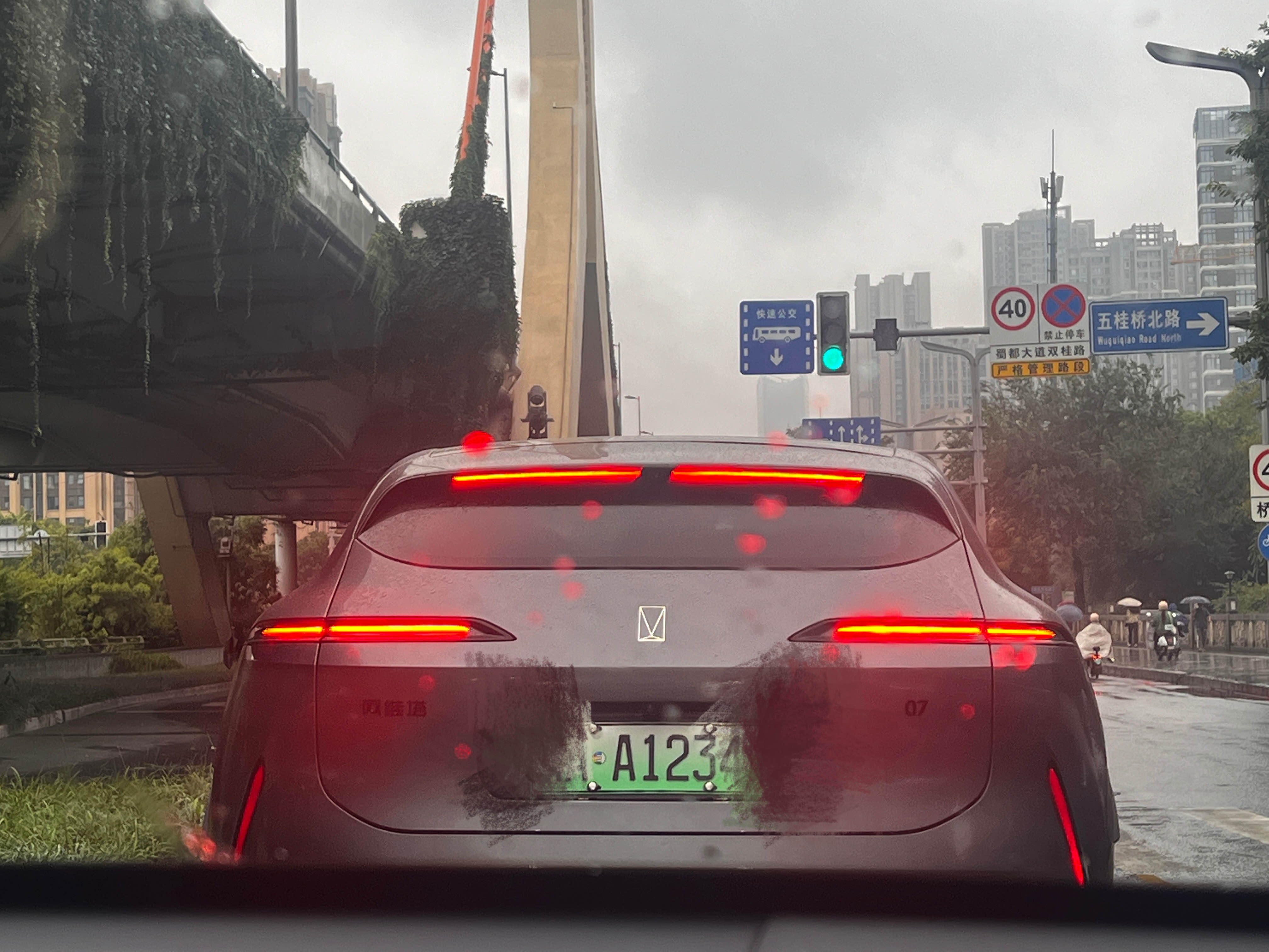 第一次看到这个品牌的电车，据说是高端智能电动汽车，叫阿维塔。

目前国内的新车市场，电车已经成为主流，你会选择电车出行吗？