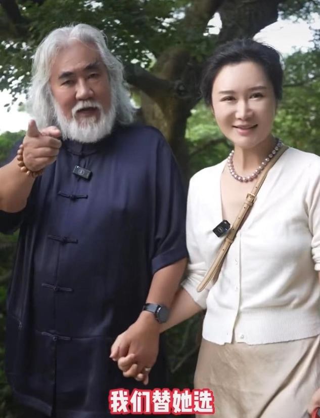 刘晓庆逢人便说张纪中是恩人，这份情她记了二十多年。
2003年她刚出来，负债千万，圈里没人敢用。张纪中顶着投资方反对，请她演《永乐英雄儿女》里的锦娘，签约当天就预付四成片酬——她用那笔钱还清了房贷，保住了家。张纪中后来只说“不希望好演员没饭吃”，可对刘晓庆来说，那就是绝境里伸过来的手。
说实话，这年