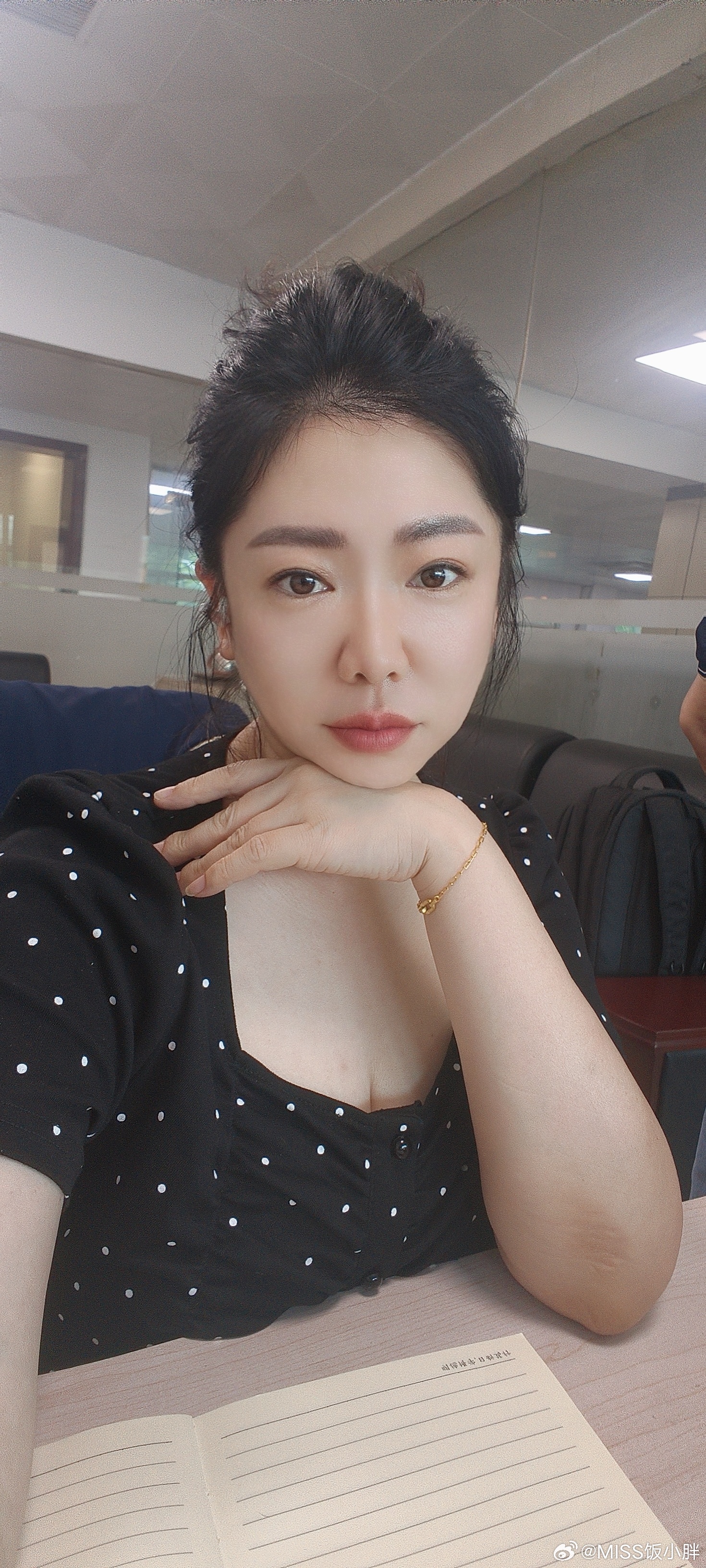 8.28
八月的最后一个周五。
走路的时候，凉凉的风吹在脸上，
我假装和deepseek说，我在心无杂念的感受这淡淡的凉意。
然而，我并没有掏出手机。
误以为，今天是九月的最后一天，难道是宿醉还没有醒嘛？
食欲持续暴涨，当然还有体重秤上的数字。
一个自己无法控制自己的女人，算了随她去吧。
小刘，周末 ​
