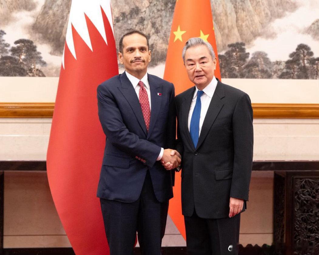 【卡塔尔首相兼外交大臣会见中国外交部长】

卡塔尔首相兼外交大臣 Sheikh Mohammed bin Abdulrahman bin Jassim Al Thani 今日在北京会见了中华人民共和国外交部长王毅。

会见期间，双方回顾了两国战略关系，并就进一步加强和发展双边关系、拓展各领域合作进行了讨论。双方还就地区最新局势，以及旨 ​