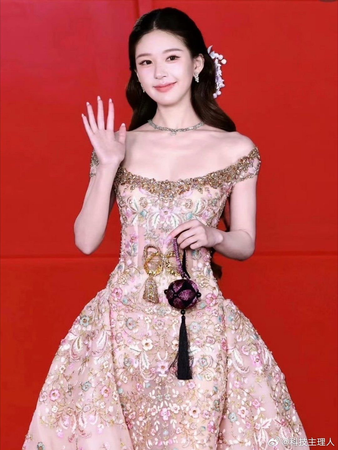 上海婚纱店认领赵露思的祖海高定礼服后又删帖，这本质上是一次针对“社交圈层认证”的压力测试。

在流量这套分布式协议里，婚纱店只是一个低权重的代理节点，它的认领很容易被解读为蹭热度或渠道引流。而品牌创始人Zuhair Murad本人的互关与发帖，才是最高级别的系统背书。这种从“代理商发声”到“源 ​