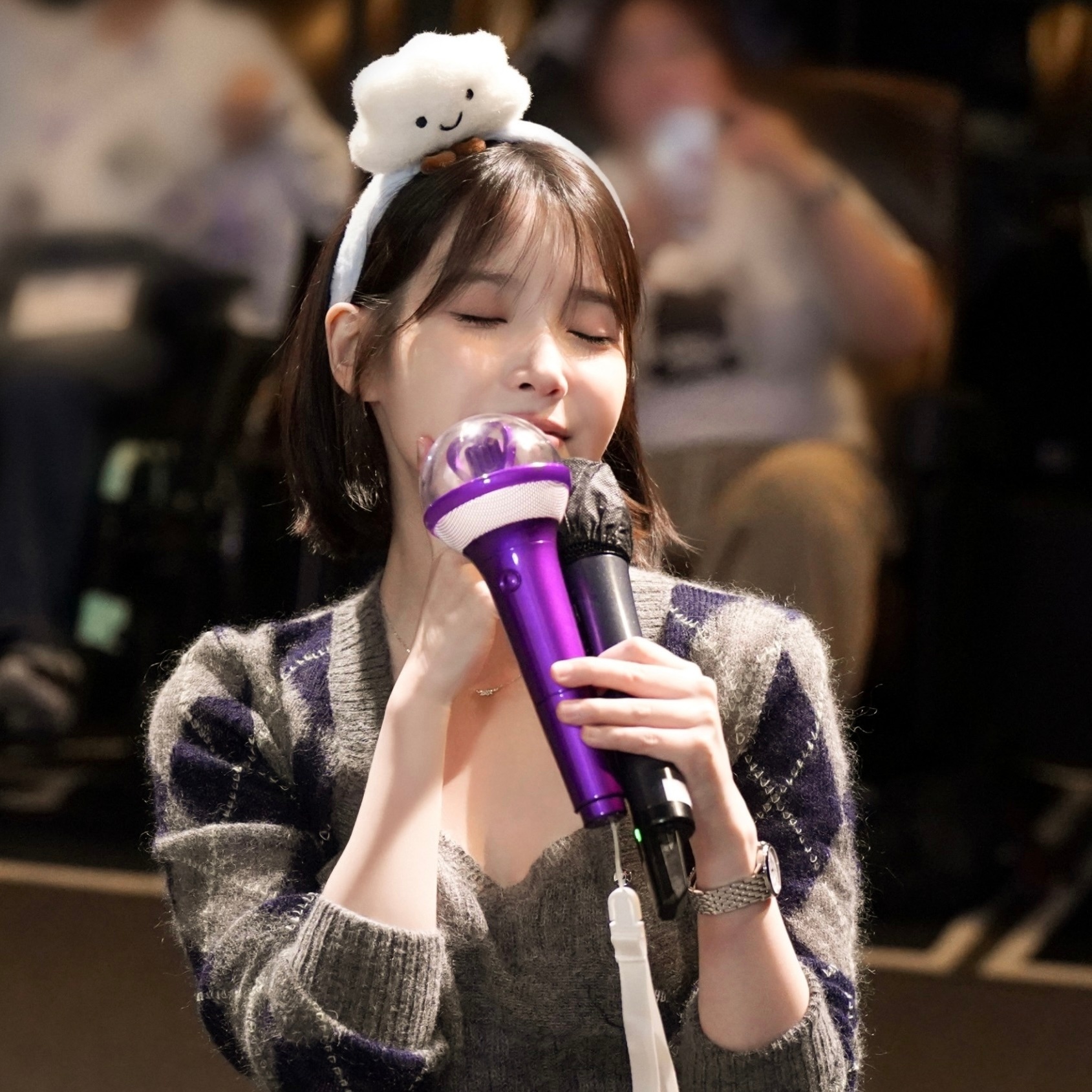 #IU[超话]#  小狗妹高清萌图食用中[干饭人] ​