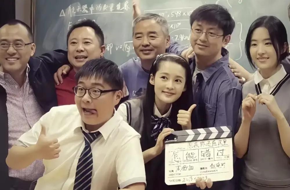 “天仙”是营销出来的？

这个话题，隔一段时间就会被重新翻出来讨论。

有人拿滤镜图、错位同框和路人撞脸做文章，试图证明刘亦菲的颜值只是包装。

可换个角度看，真正经得起时间检验的，往往不是精修图，而是不同阶段、不同镜头下的状态。

最近，她妈妈的近照再次引起关注。网友也翻出刘亦菲早年的公开照片，发