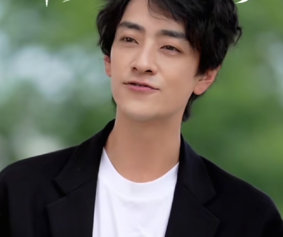 冯远征说：“那个时候演完出回家，闲的没事儿，就想放松自己，又不想去想太多，就看电视，无意中看到一个歌唱类的节目，郑云龙跟孙楠搭档唱《一荤一素》，我当时听郑云龙一唱，我就被他吸引了，我觉得他在讲故事，他不是光在唱歌。

后来我想找他演戏，找不到他。有一天我就突然看见他演德林与慈禧，他演光绪。然后我就给