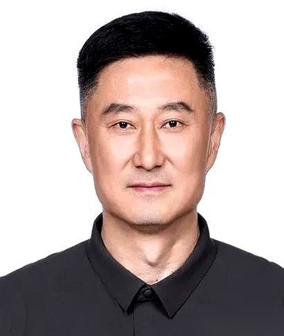 杜锋。这两个字，过去是广东队的冠军象征，现在却成了球迷嘴边最大的问号。...
