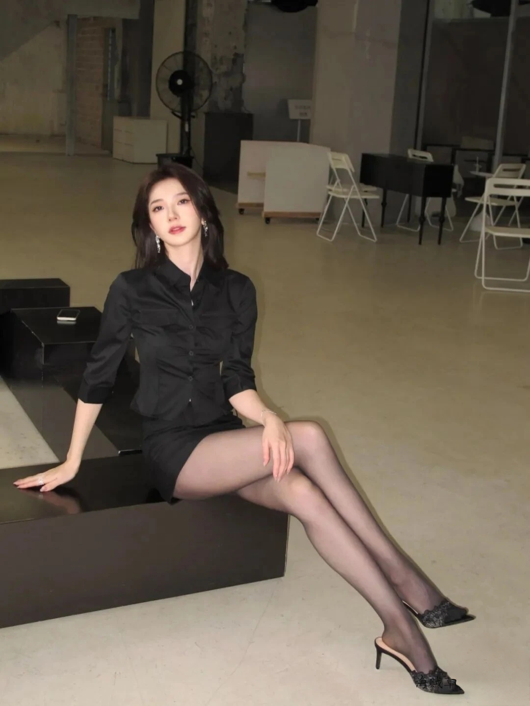 都市女郎风范，黑丝与高跟鞋的完美搭配，尽显优雅与自信。