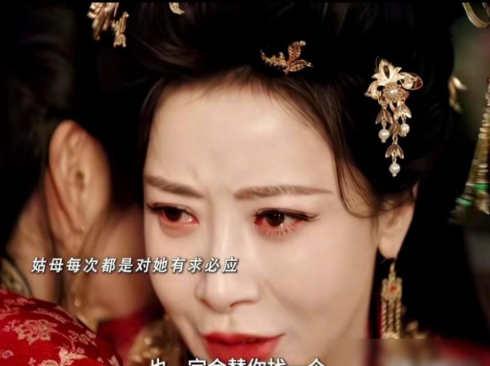 亲姑母把刚出生的亲侄女扔进贫民窟，转头让私生女顶了侯府千金的身份，这操作够狠吧？
《嫁金钗》里魏恒娥这手偷梁换柱，直接把真千金魏娆按进夜香桶里讨生活。十几年后假千金君黛怕冲喜守寡，又逼着魏娆替自己嫁进国公府。
田曦薇一人演两角，那边君黛锦衣玉食耍心机，这边魏娆倒完夜香还得替嫁。新婚夜世子陆濯就剩