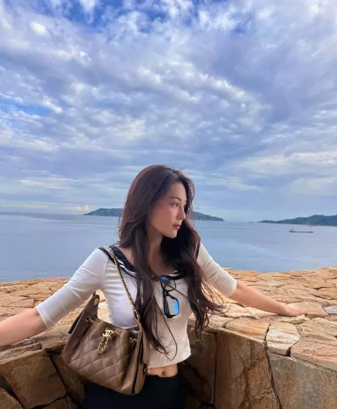 张馨予背四万二托特包拍海边白套装，转头就和何捷穿居家服给战友录新婚祝福，这姑娘终于把明星日子过成人间烟火了。10月6号那组图，包是贵，可她站海边那股子松弛劲，比红毯上绷着的样子好看一百倍；10月4号沙发里茶几没收拾，两口子笑嘻嘻录视频，没有摆拍感，像咱邻居家小夫妻。她‌《我叫赵出息》之后接‌《爱在山