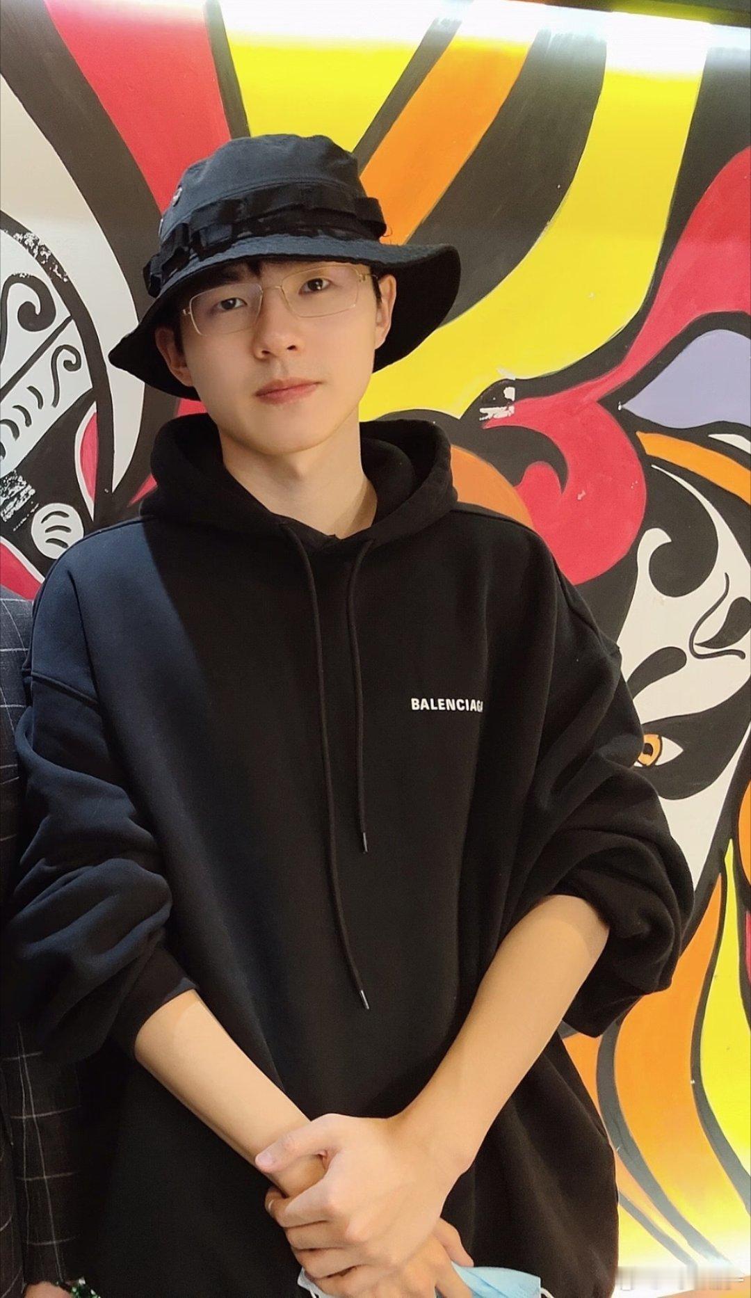 刘昊然你小子也太帅了吧！
cr.🍠 ​