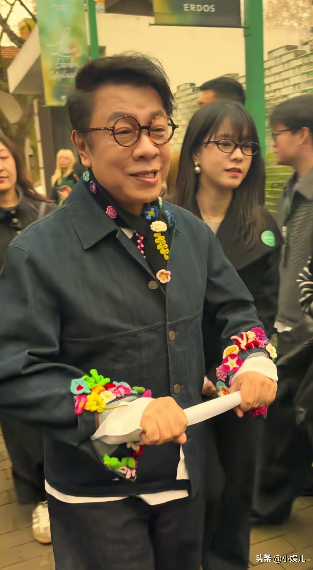 蔡康永事件曝光之后，最先做出反应的是仅和他合作一个月的零跑汽车。

事情闹得挺大，蔡康永跑去给一个被大陆点名的人站台，网上一下子就炸了。大家本来就对这种事特别敏感，这一下算是踩到了雷。

零跑汽车反应是真快，当天晚上就发了声明。他们说蔡康永只是参与过合作，不是代言人，然后立刻把跟他有关的宣传全给下线