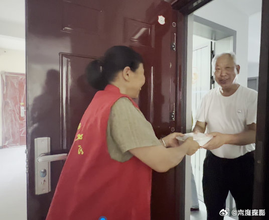 最聪明的是“本地热心人当管家”：二三十户老人，都是邻居，知根知底、说话...