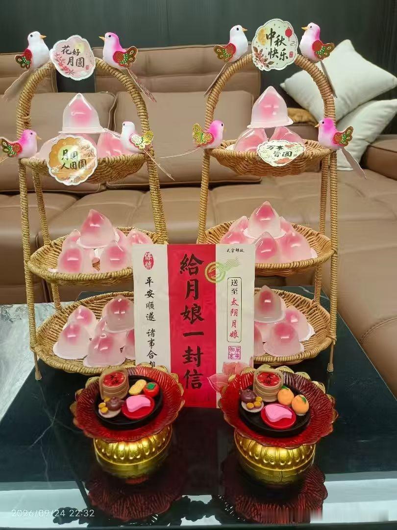 中秋佳节，亚运会上七冠揽月，年轻帅气的小伙是谁呢？
19岁小将张展硕在名古屋亚运会豪取七金，多项赛事打破亚运纪录与亚洲纪录。他身兼多项单项和接力，体能惊人，后程冲刺强悍，展现出中国游泳新生代强大的潜力与韧性。