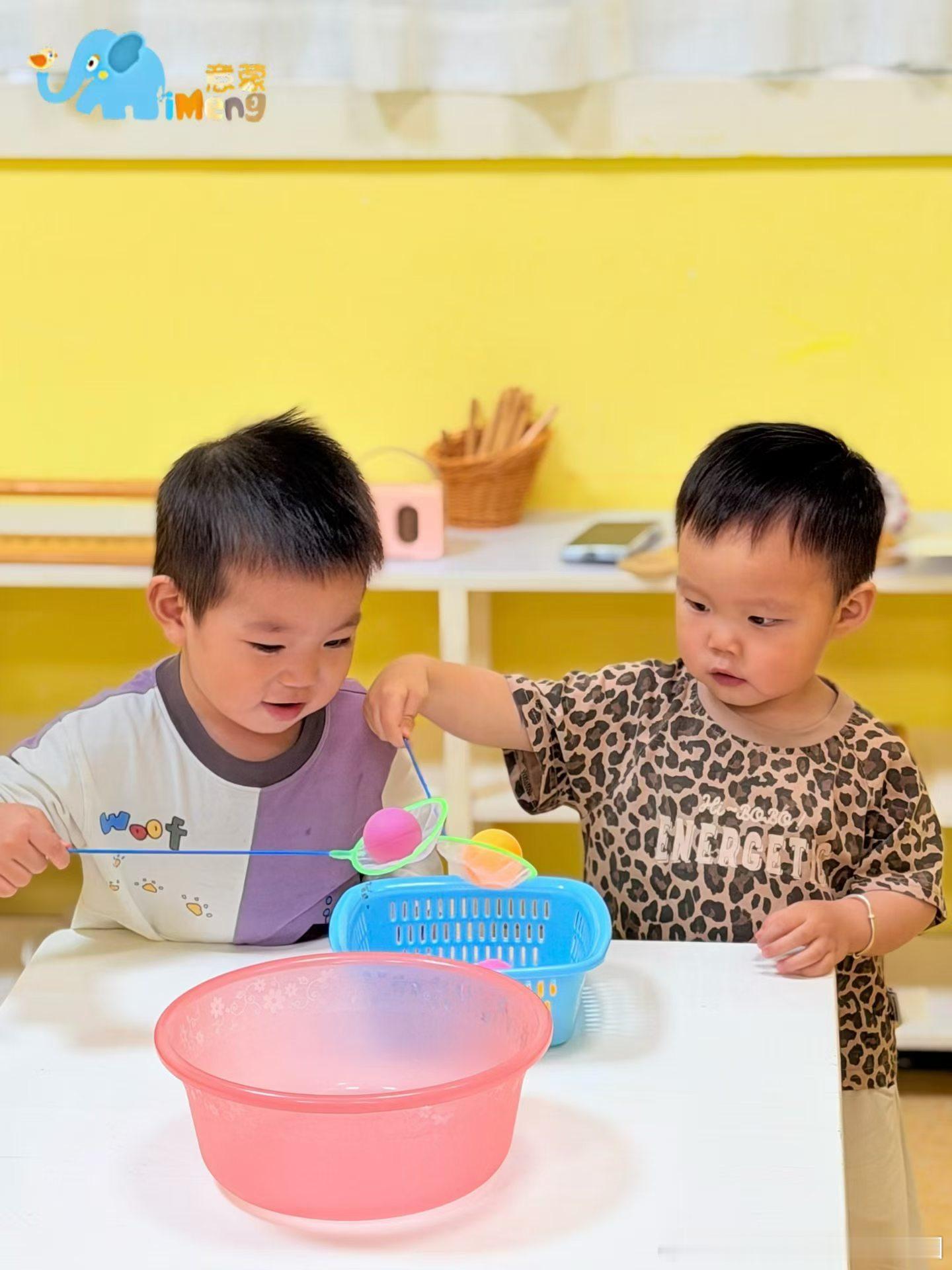孩子不懂分享、不敢交朋友？东平意蒙蒙氏混龄这样养出社交力

东平吉之岛片区的家长看过来👀

孩子不懂分享、不敢主动找朋友、一不顺心就动手？

意蒙东平校区的答案是：蒙氏混龄环境+正面管教，让孩子在真实互动中学会社交。

✅ 混龄教室：大带小，自然学会分享、等待、轮流、协商
✅ 一套教具：环 ​