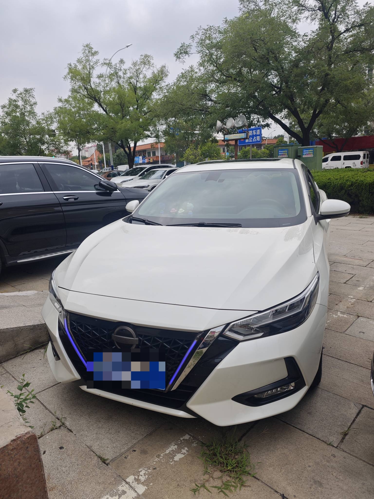 家用代步选轩逸，满载全家出游，舒适省油很省心
买车对于普通家庭来说，不只是通勤工具，更是承载一家人出行的移动小家。周末近郊散心、逢年过节走亲访友，经常开着我的日产轩逸带上全家出门，实实在在感受这台家用家轿的综合实力。
 
满载出行的时候，后排坐两位大人加孩子，空间完全不局促。后排地台隆起不大，腿部留