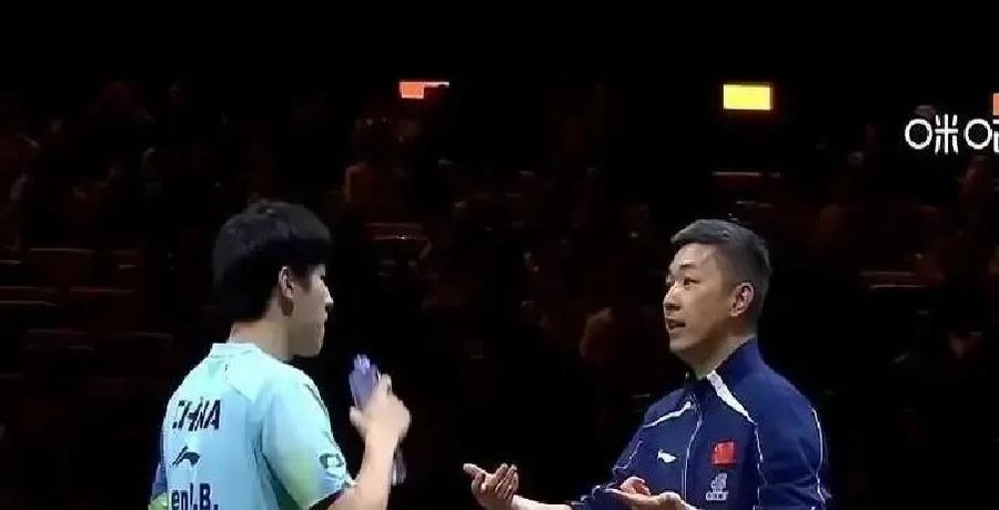 19岁丢两分删光抖音，十四天后摔毛巾吼教练，国乒14人出战八强只剩1个
19岁的温瑞博在名古屋亚运会男团决赛一个人丢两分，中国队2比3输给日本队，九连冠终结。赛后他删光了抖音所有内容。十四天后，WTT中国大满贯男单1/8决赛，他在暂停时把毛巾摔在地上，对教练刘恒说“我脑子里装的全是浆糊”。
这不是什
