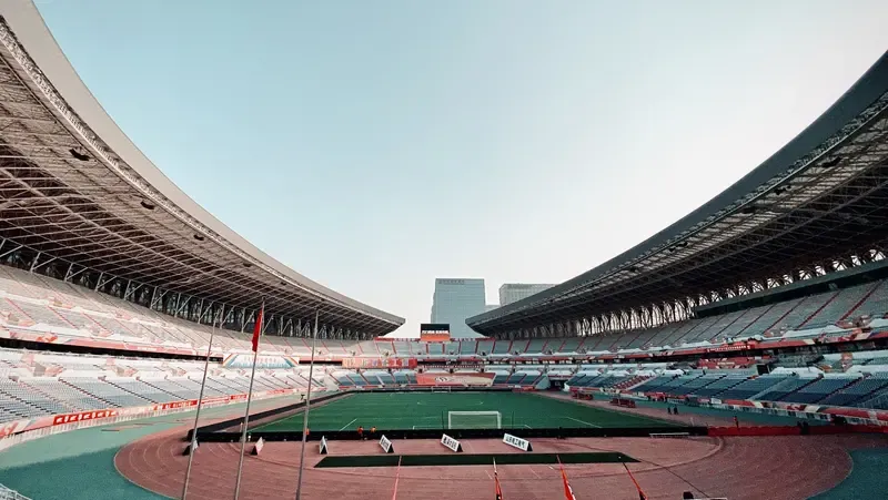 亚运会高居金牌榜首位，独占鳌头，着实可喜可贺！可一说起国足，那便和“鳌头”全然不沾边，反倒成了让人挠头的难题，中国足球为何始终扶不起来呢？