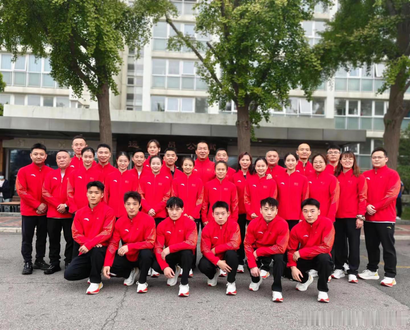 体操队出发世锦赛了，园哥加油，健康完赛，拿到洛杉矶名额中国运动员 中国体操