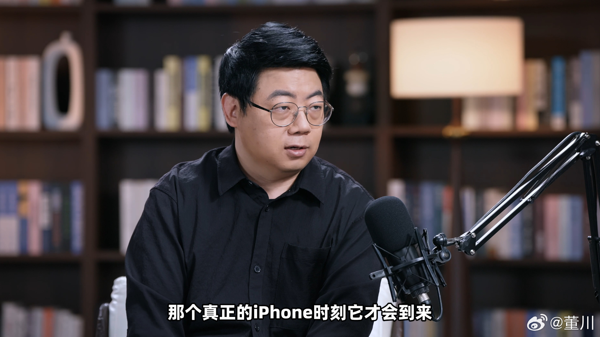 #AI眼镜何时会迎来iPhone时刻##产品背后#一天里能让人少掏几次手机，AI眼镜才算真正找到了自己的位置。

雷鸟提到的“全天智记”就挺贴近日常。开会时帮忙记录内容，聊完自动整理重点，旅行途中看到的信息也能随时保存。这些功能听起来没有那么炫，但只要识别够准、续航够用，使用频率不会低。毕竟大多 ​