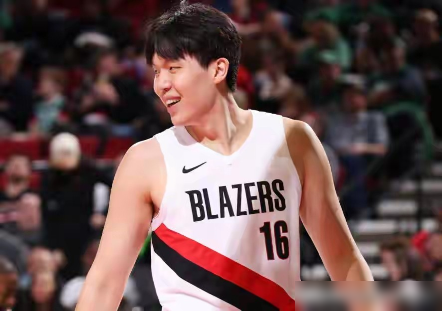 12分钟，0犯规，4次助攻。杨瀚森把NBA季前赛打成了自己的策应教学课。
开拓者末节落后，他上来不慌不忙，手递手、高位发牌、击地喂饼，3投2中，6分2板4助，正负值+5。打勇士，一点没怵。
可现实是，球队内线早就人满为患。克林根首发，罗威刚拿了3年4400万，后面还排着卡尔森和波特。他争的是第三