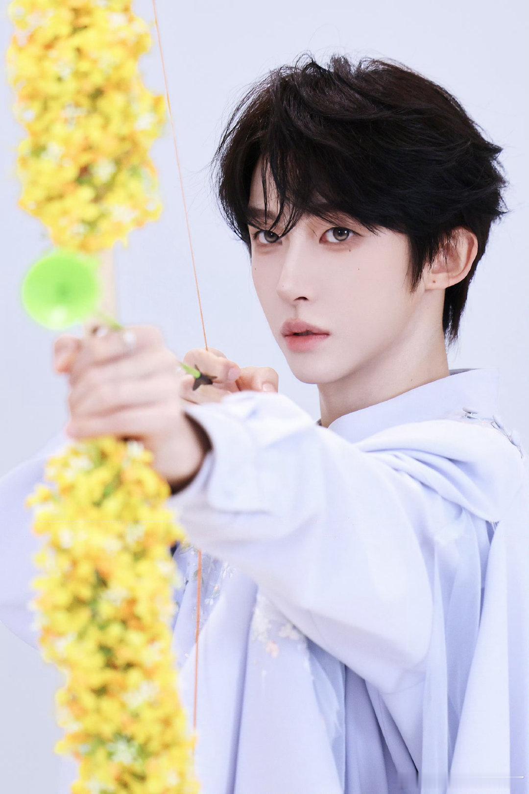 #刘宇廿六驭梦山河#ly#刘宇0824生日快乐#

今天辛苦了！

以繁花为弓，携一身诗意奔赴✨抬臂凝眸，目光澄澈而有力量，国风氛围感拉满，是少年独有的浪漫！

​