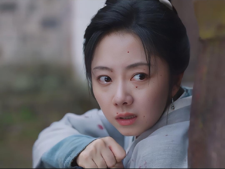 资本终于说实话了！ 《兰香如故》导演黄颖湘坦言，选择谭松韵并非看重流量和颜值，而是在初次见面沟通的那一刻起，她心里就认定谭松韵就是许兰香最合适的那个人选。 当初官宣选角时，不少观众还心存顾虑。导演黄颖湘却力排众议，把谭松韵定为许兰香的唯一人选。
 
导演黄颖湘在采访里说的话，核心不是“资本说了什么实