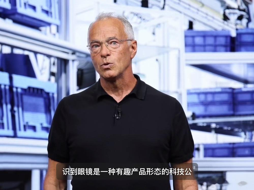 AI正加速走出手机屏幕，融入我们生活的方方面面。在2026骁龙峰会第二天，骁龙展示了个人AI如何延伸至眼镜、耳机、可穿戴设备以及PC等更多终端与场景，并重磅发布了第二代骁龙音频平台至尊版。
 
这一系列动作表明，骁龙正携手全球合作伙伴，致力于构建以“你”为中心的个人AI生态。正如其“你的AI有龙 ​