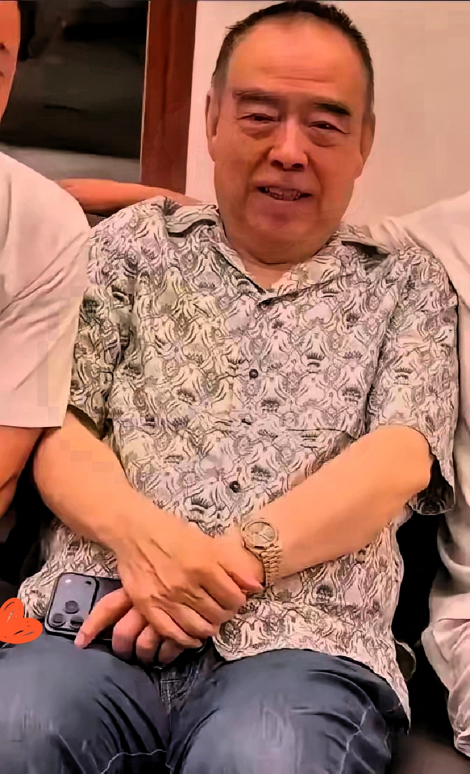 74岁的陈凯歌和妻子陈红一起生活在三亚，他们享受着阳光和海景。过年的时候，两个儿子陈雨昂和陈飞宇回到家里，一家四口其乐融融，温馨无比。   陈凯歌时不时会拿出手机查看新戏《志愿军》的进度，妻子陈红则忙里忙外，为一家人的年饭打理得妥妥当当。   年夜饭的时候，四个人围坐在一起，欢声笑语其乐融融，陈凯歌