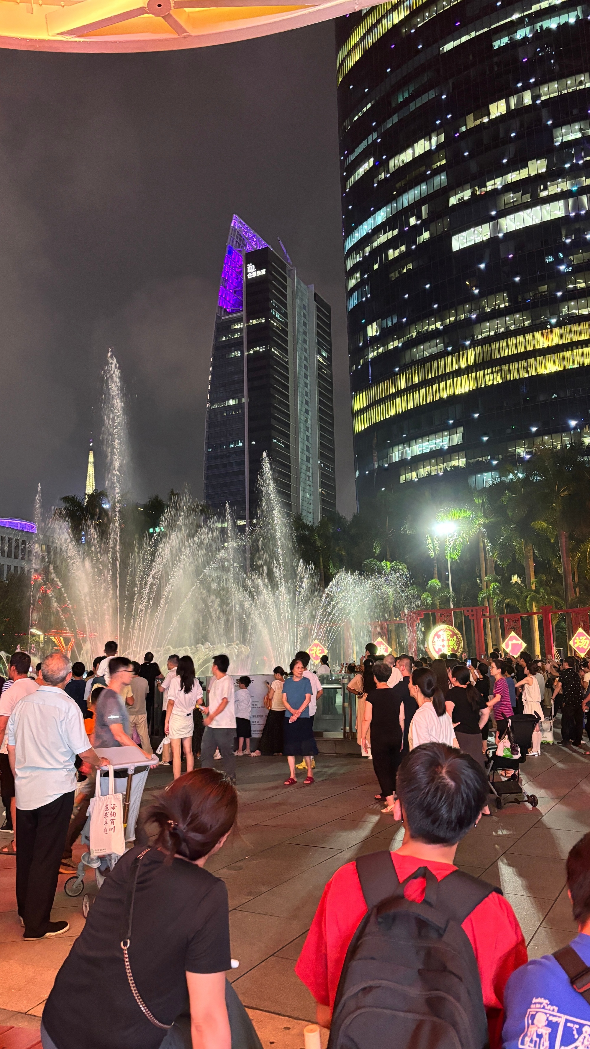 来广的第十四天，一个人来到了珠江新城，周五的晚上，很热闹，年轻人 孩子...