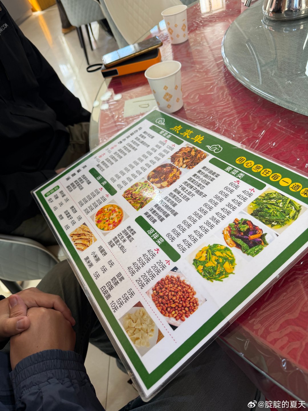 刚进来独库公路就封路了，也是非常巧了。

在这个乔尔玛服务区吃这个拌面，我觉得这吃的价格还算公道，主要是肉啊，全部都是新鲜的，一点儿不膻。

这服务区是一个非常大的点了，吃喝非常全乎，我甚至看到了椰子🥥。

#华为乾崑智驾ADS5真不一样#  ​