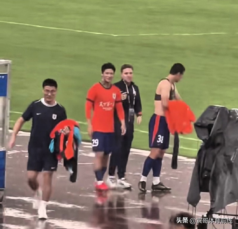依木兰：我想要个助攻咋就这么难呢？陈蒲：兄弟，看看哥的单刀不进帽子戏法帅不帅？这两兄弟分别入选本轮泰山队红黑榜单！


泰山队昨夜5-0大胜浙江一战更加坐实了依木兰未来的中场核心位置，我仿佛看到了意大利传奇中场皮尔洛，昨天一战更加印证了陈蒲的不堪大用，三个绝佳单刀机会一个没把握住确实令人失望，身为锋
