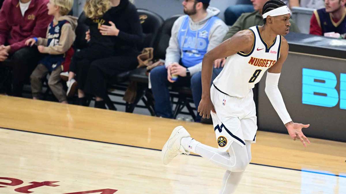 三方大交易！佩顿·沃森奔赴骑士，签下4年8800万新约

据ESPN名记Shams报道，掘金、骑士、快船达成三方交易，佩顿·沃森被送往骑士。

交易细节：沃森去往骑士，马克斯·斯特鲁斯加盟快船；掘金得到骑士2031年无保护首轮签、国王2032年次轮签。交易完成后，沃森将和骑士签下一份4年8800万美