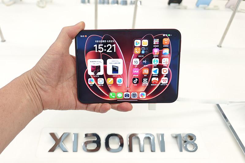 小米18pro价格 小米18Pro这次的定价真的有点出乎预料，起步版8+256G卖到了4599，比上一代小米17Pro同配置贵了600块。
对比同价位的骁龙8 Gen4旗舰，隔壁某品牌同存储版本才4299，就连堆了2K E7屏的竞品顶配16+1T也才4799。不少老米粉翻出前几代的定价表吐槽，从小米