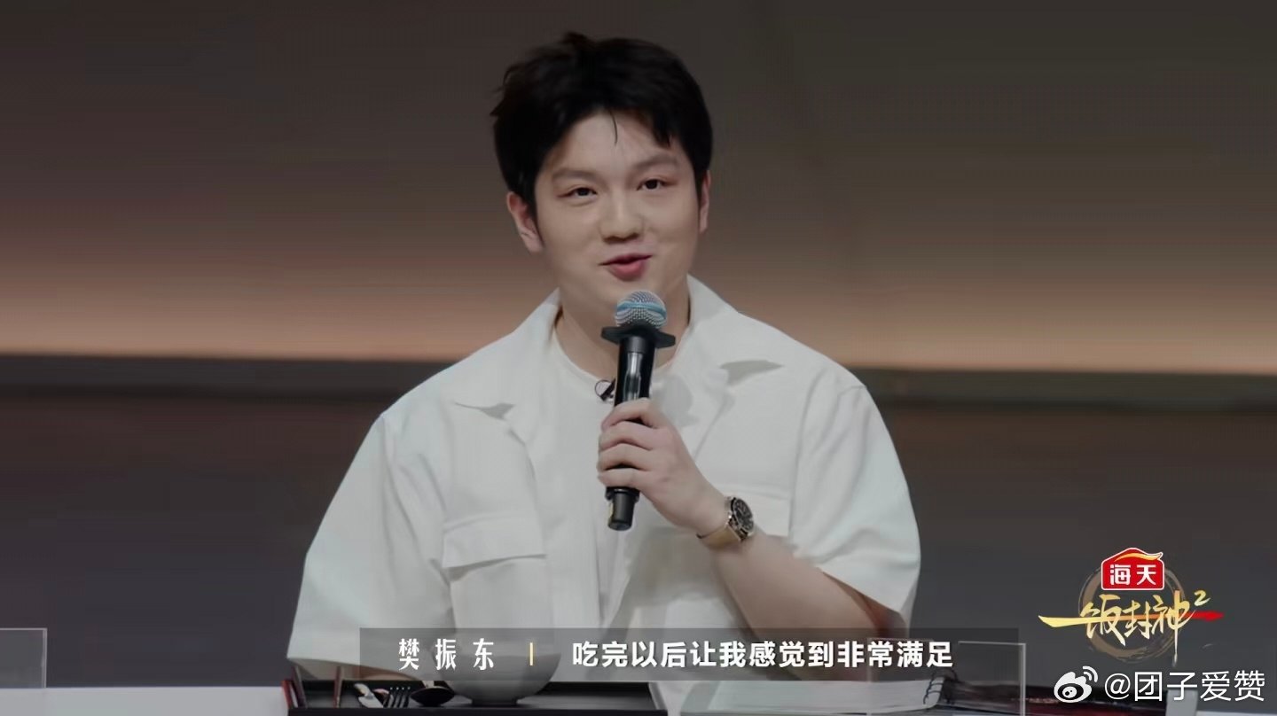 #这居然是樊振东综艺首秀#
王樊振东的综艺首秀献给了《一饭封神2》！
赛场沉稳霸气，干饭时认真又可爱，妥妥大众点评严选级美食评审，还能看到他和谢霆锋的互动，自然又松弛。[赞][赞][赞]
希望东东能尝遍各地美味，好好享受美食时光，期待两位的更多同框精彩～ ​