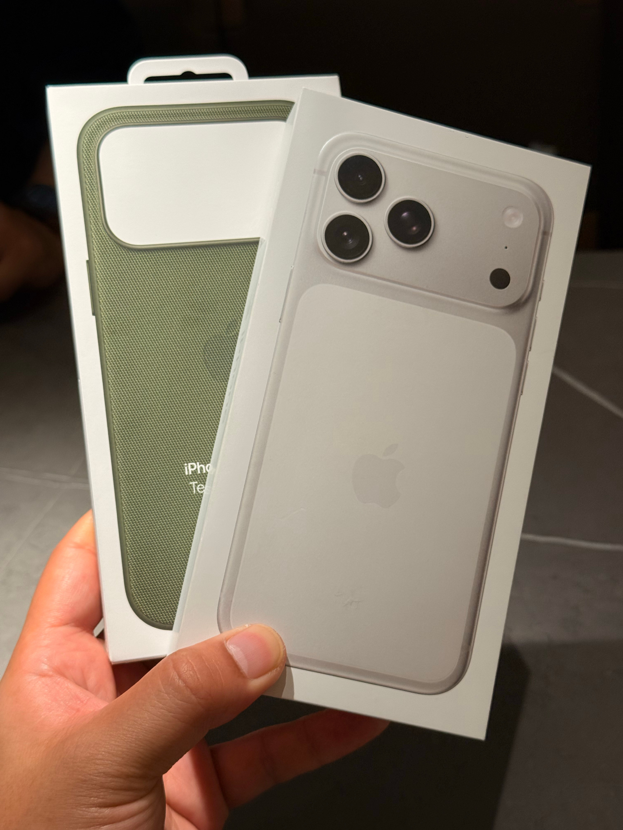 每年新款iPhone发售各家apple直营门店外都会聚集超级多人有买家...