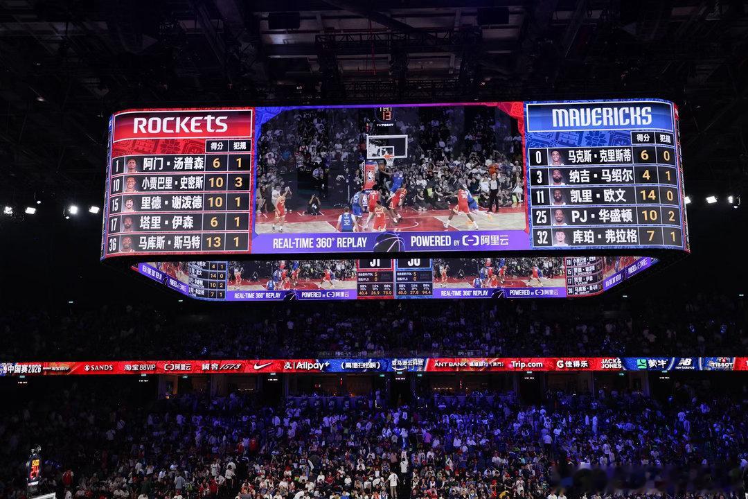#以AI拓展球迷的NBA体验边界#不止是单纯看比赛！阿里AI首创多款特色观赛视角，球迷日灌篮大赛可解锁专属战术视角，完整捕捉扣篮瞬间，搭配运动数据解读赛事细节。打开NBA APP，点击底部按钮“NBA Chat”，即可体验三大Agent和AI FAN CAM。#NBA中国# ​