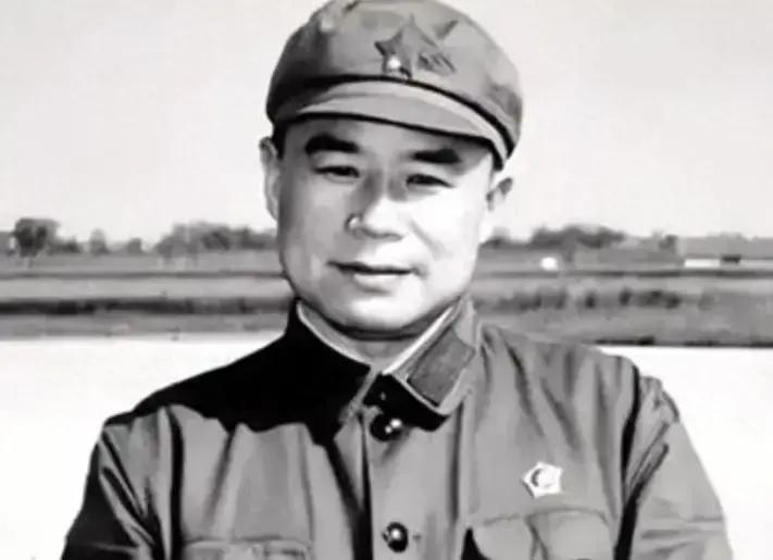 1978年，王近山临终之际，将最小儿子托付给郭涛：让他到军队锻炼
 
谁都知道王近山是军中出了名的“王疯子”，这份外号是拿命拼来的，年轻时跟国民党兵近身肉搏，打红了眼就抱着敌人滚下山崖，浑身是伤也没松过半分劲，这份狠劲让他从红军战士一路拼到兵团司令，打了无数场硬仗恶仗。他和郭涛的交情早就刻在了枪林弹