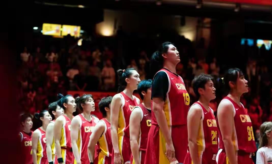 中国女篮输法国29分，王思雨15分钟0分、正负值-24，这哪是后场底牌，分明是伤病拖垮的无奈。张子宇更扎心，7分8篮板看着还行，可7次失误、正负值-25，她在场对手就追着打快攻，潜力归潜力，节奏对不上就是硬伤。唐子婷替补4分42秒，数据全挂零，跑位和队友重叠，进攻空间堵死；陈明伶16分钟只拿2分，篮