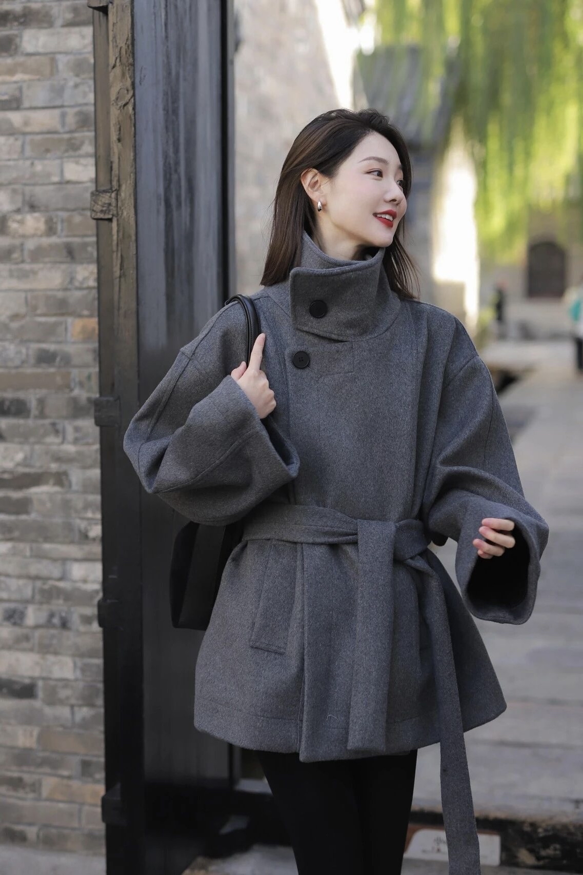秋冬穿搭｜这身黑灰调秋冬穿搭太戳审美！廓形大衣裹着温柔舒适，腰带掐出苗...