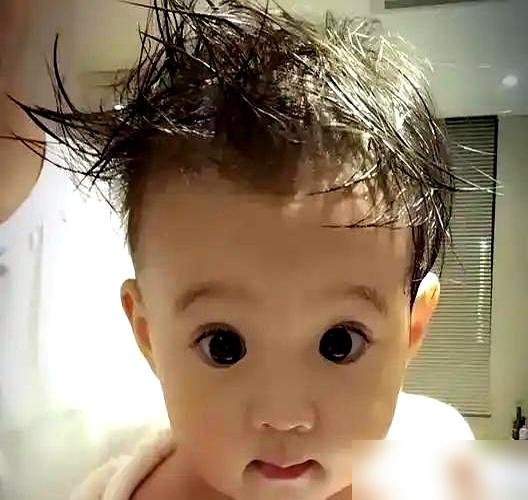 贾静雯大女儿谈恋爱，男方是同学，已经见过面吃过饭。她只甩了一句：开心就好。
52岁的贾静雯在马来西亚拍戏，修杰楷带着仨孩子飞过去探班。剧组给她庆生砸派，老公单独定制了钻石项链。大女儿梧桐妹21岁，恋爱谈得正热乎，贾静雯说那男孩“有接住她”。
这话当妈的都懂。她也不装，直接自嘲当年自己就是未婚怀孕