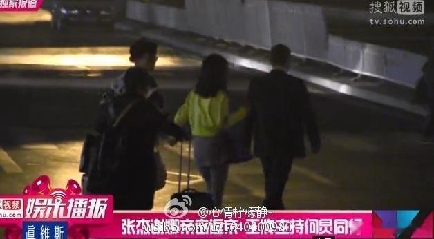 #张杰谢娜[超话]#  z计划【图文】
机场牵手，搂搂搂 ​