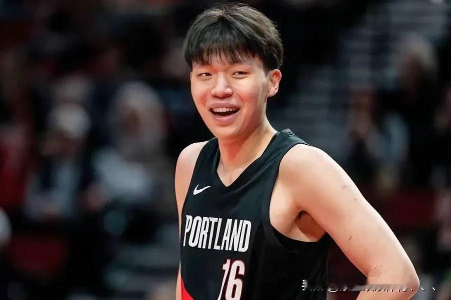 随着开拓者以1-4的总比分被马刺淘汰，杨瀚森的NBA新秀赛季就这样结束...