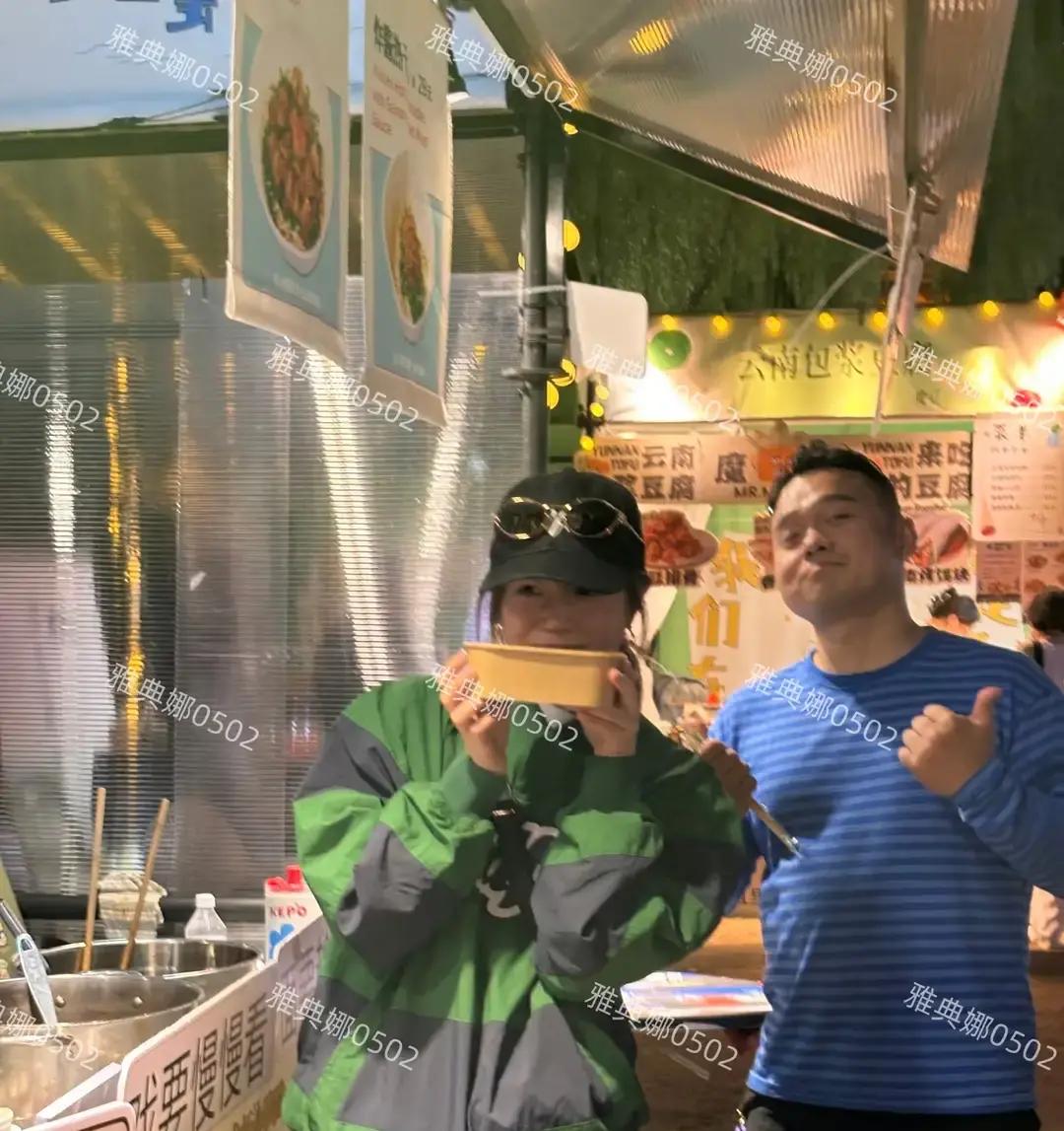 明星走下荧幕到底是滤镜碎一地，还是底子真能打，看一眼乌镇面摊旁的陈妍希就全明白了。
路人镜头真是一点面子不给留。
脚上哪怕踩着厚底鞋，撑死了也就一米六出头，个头矮、比例普通，身上套着宽松的绿衣服，身材短板展露无遗，放人堆里绝对算不上惊艳。
可偏偏那张没有科技感的苹果脸，白里透红，状态好得让人挑