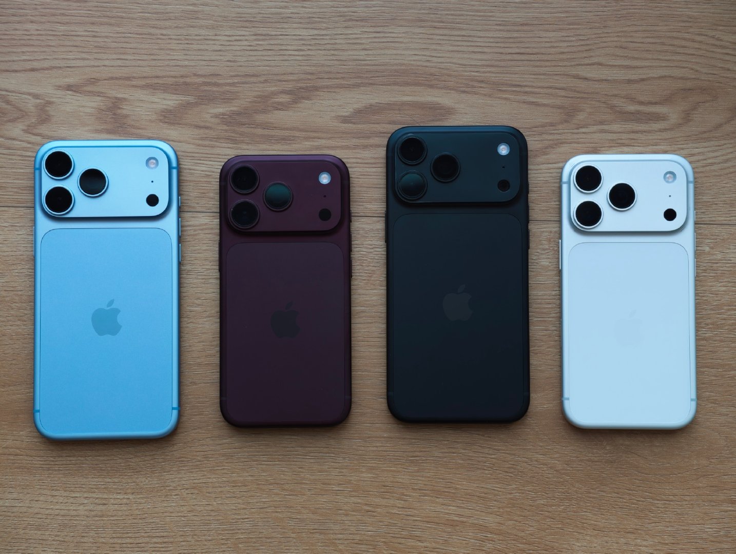 今年iPhone18 Pro我是这么选的颜色
蓝色有些塑料感，也可能是远峰蓝太权威
红色我觉得是有些登，沾指纹，也不好配壳
银色不错，但去年我用的就是银，看腻了
最后只能选黑色…
各位喜欢今年哪个颜色？ ​