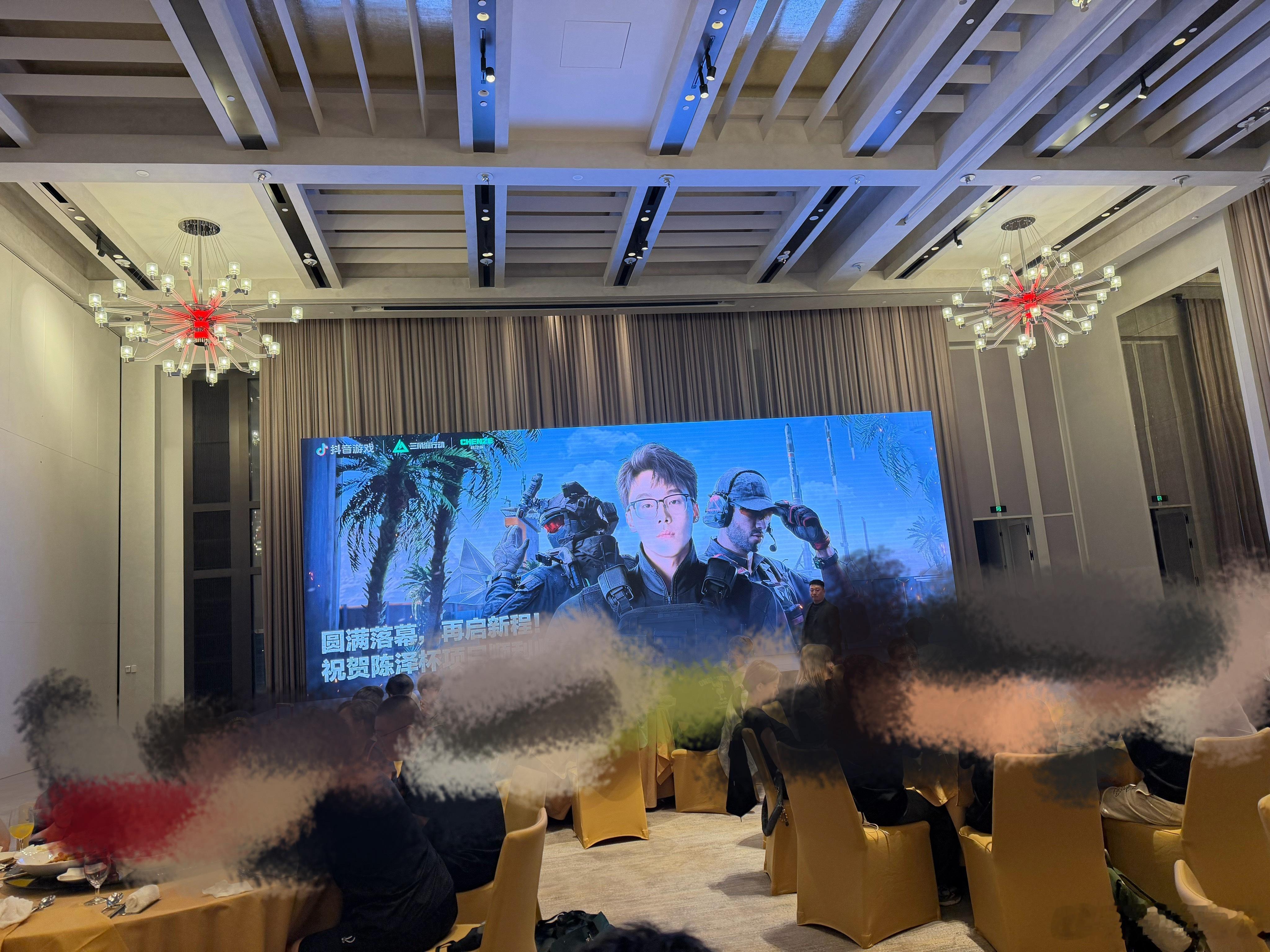 庆功宴已经要喝多了 ​​​